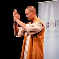 phil.COLOGNE 2024: 13.06. Shaolin. Philosophie der inneren Stärke. Mit Shi Heng Yi. Mod.: Barbara Bleisch ©Katja Tauber